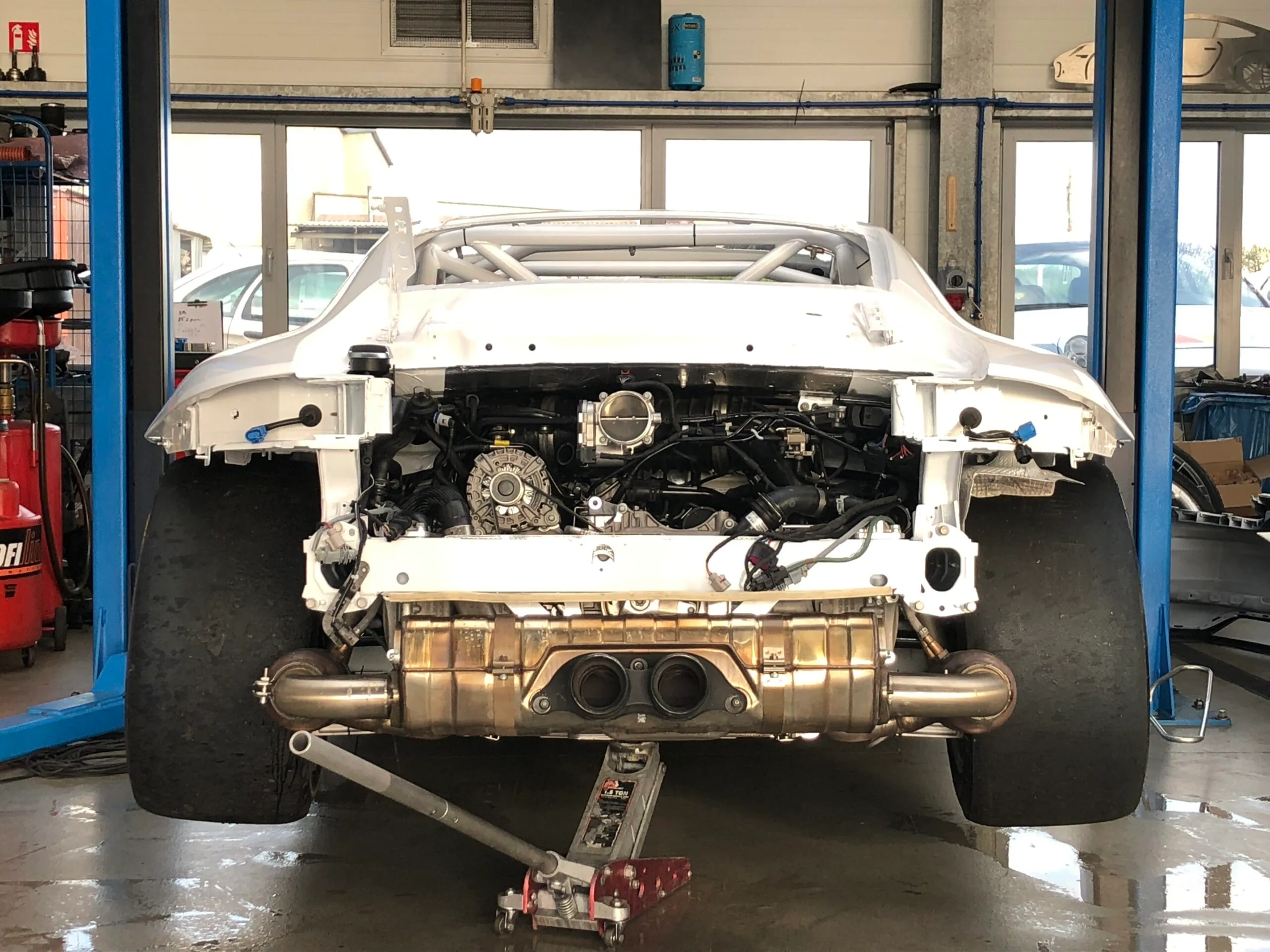 Porsche 911 z rozebranym tyłem — widoczny układ wydechowy i skrzynia biegów
