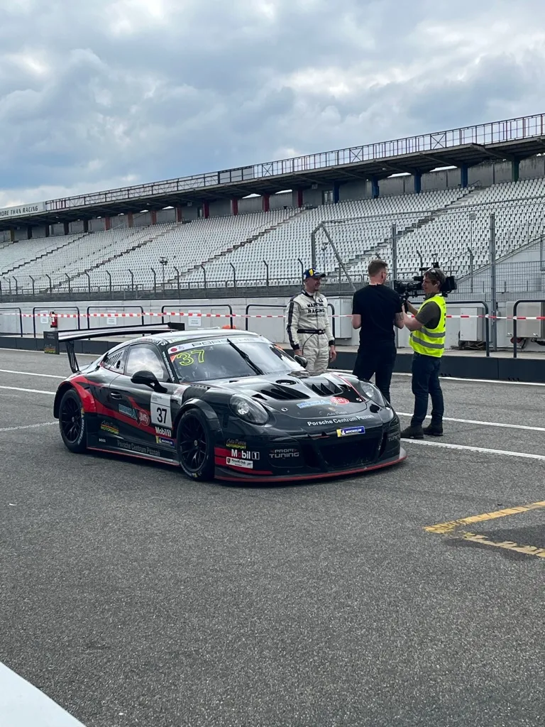 Wyścigowe Porsche w alei serwisowej toru