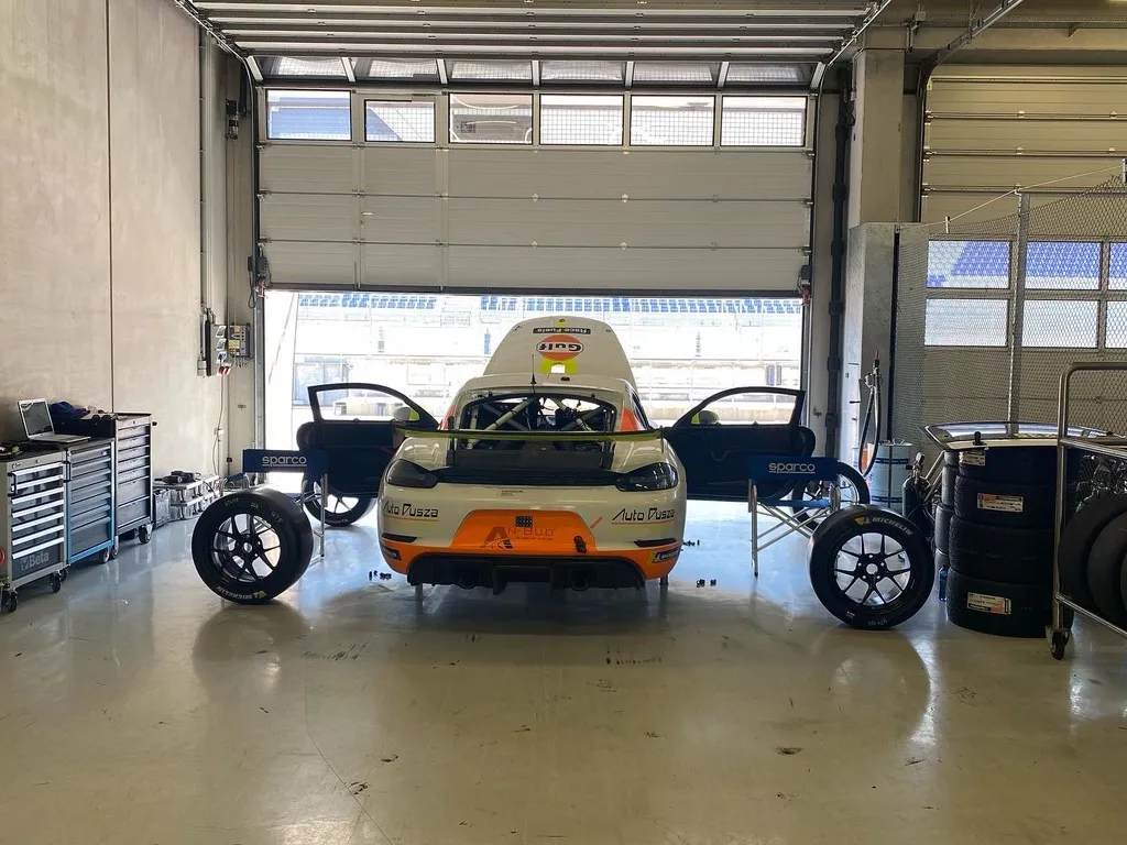 Wyścigowe Porsche przygotowywane do sesji w boksie serwisowym