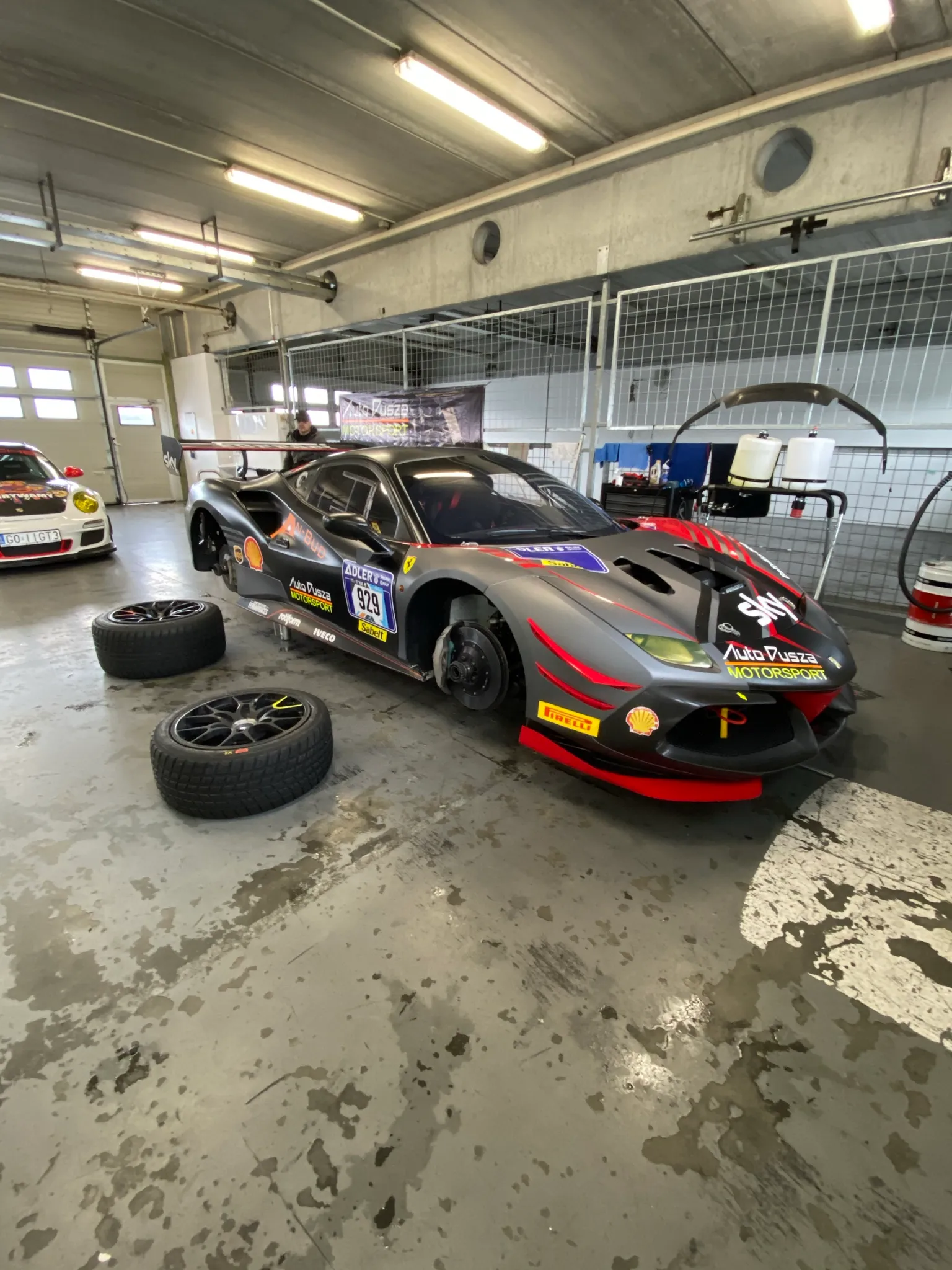 Przygotowanie wyścigowego Porsche przed wyjazdem na tor