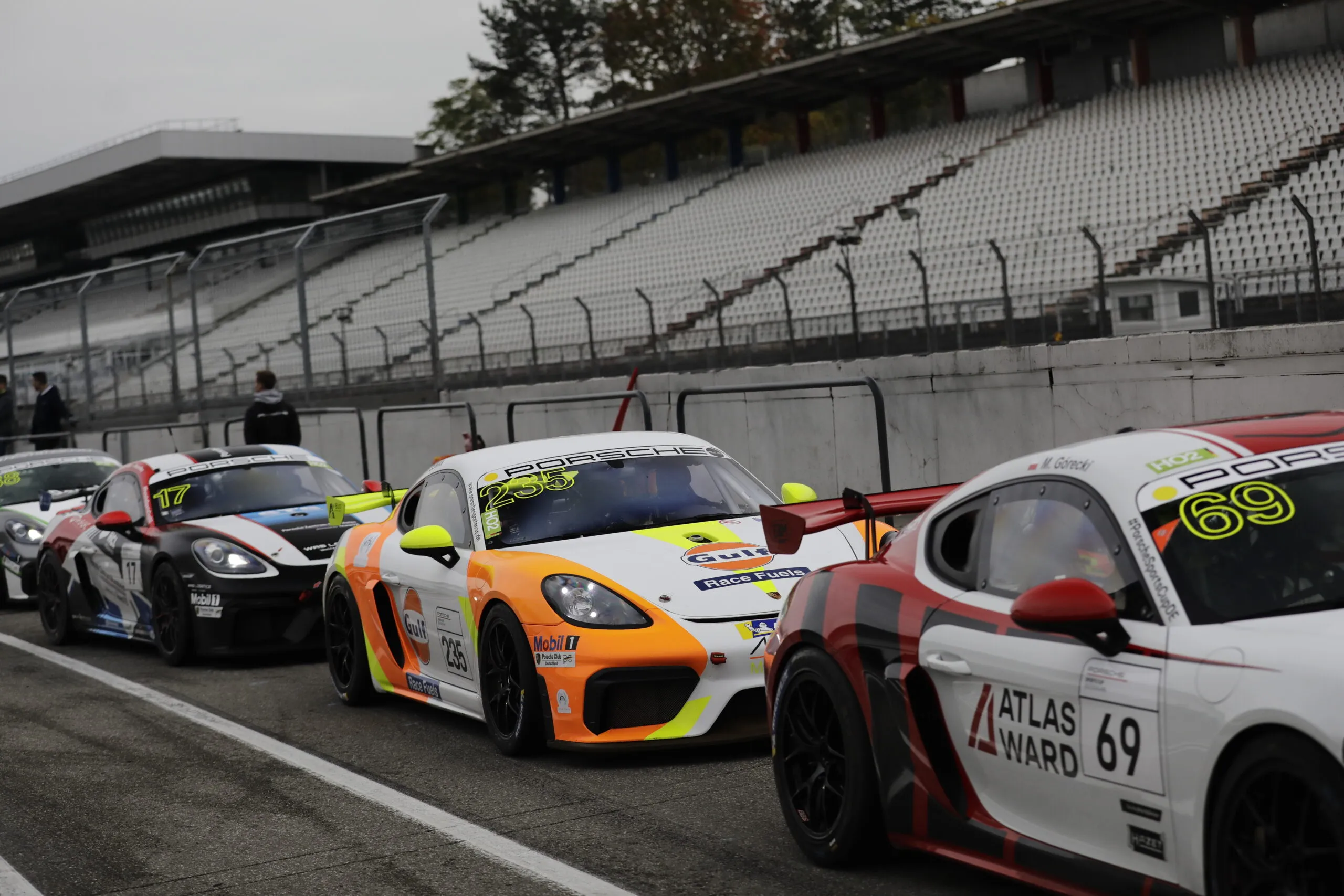 Wyścigowe Porsche ustawione na polu startowym przed wyścigiem