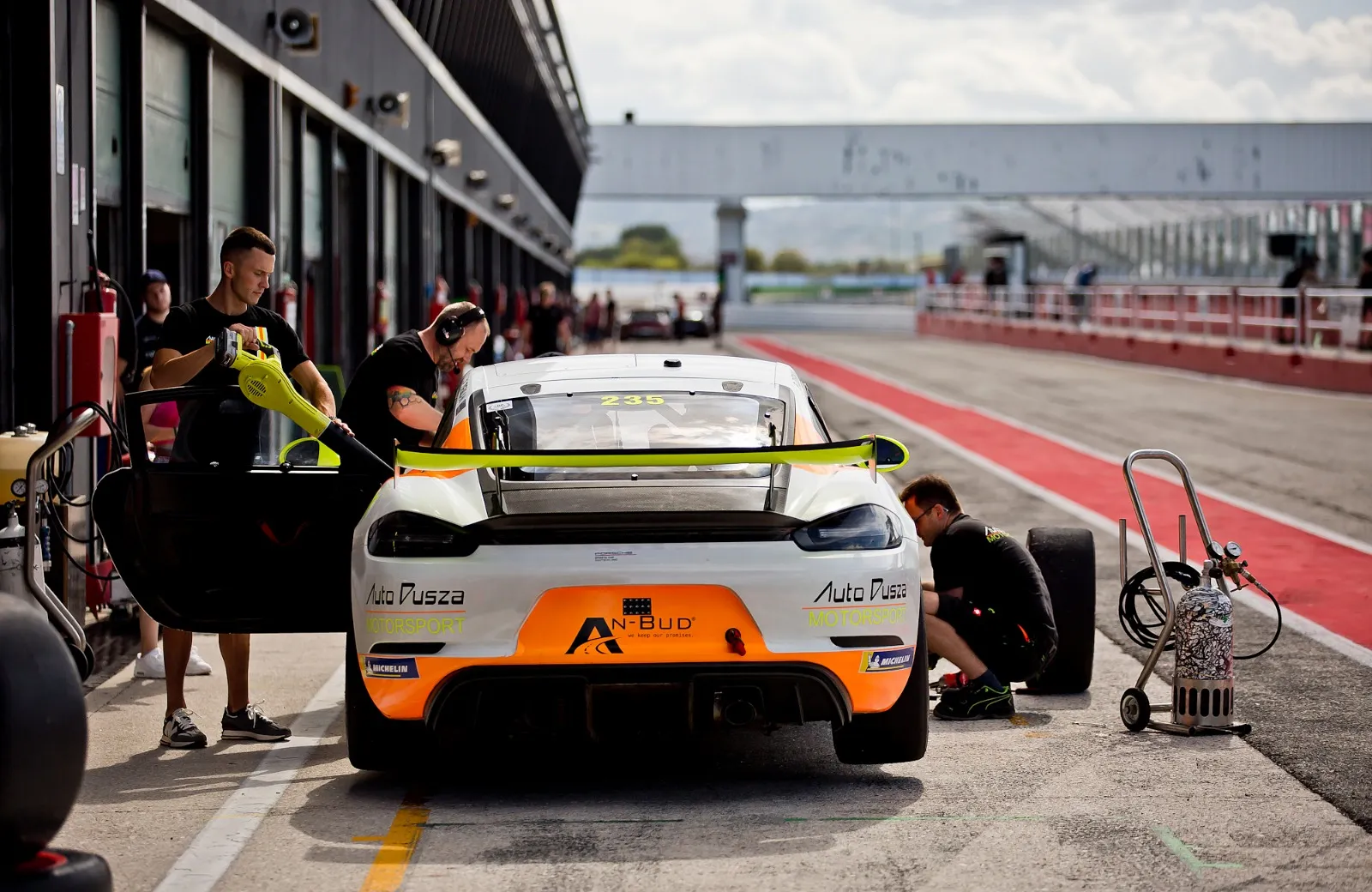 Pit stop wyścigowego Porsche Auto Dusza Motorsport — zmiana kół i tankowanie