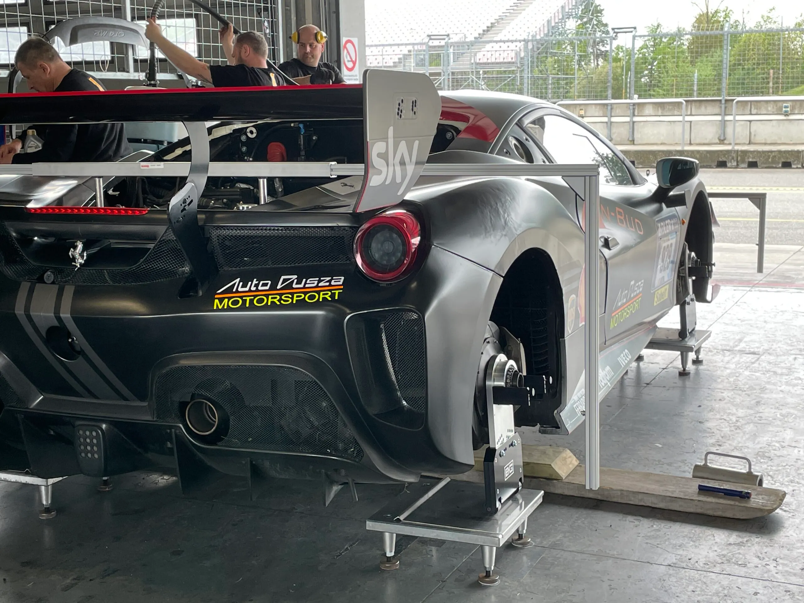 Nadwozie Porsche na ramie pomiarowej w blacharni Auto-Dusza