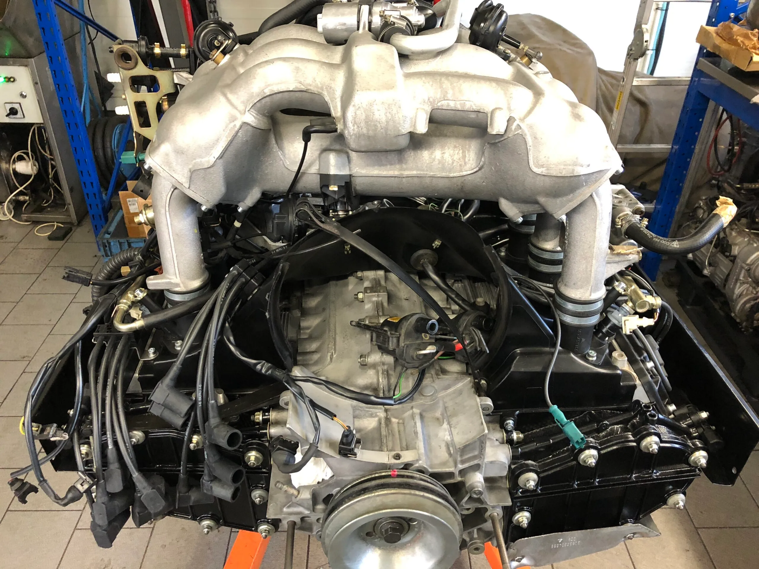Wymontowany silnik boxer Porsche przygotowany do remontu w warsztacie Auto-Dusza